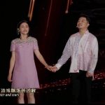 哈哈 你说说沙溢是不是系错扣子了?
