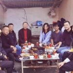 组图:李亚鹏陪小19岁女友吃苍蝇馆子 穿同款情侣鞋大秀恩爱