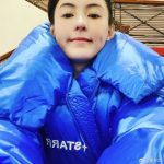 張柏芝裹超大寶藍色羽絨服 素顏自拍酒窩可愛