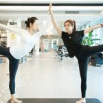 组图:陈妍希吕一做双人瑜伽 劈叉表情亮了