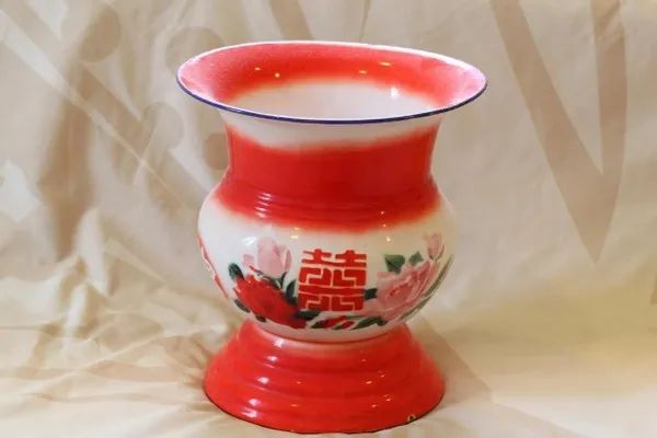 亞馬遜出售「60年代中國傳統果籃」，網友：那是痰盂……