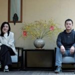 组图:李亚鹏携女友回家过年 穿搭默契显恩爱