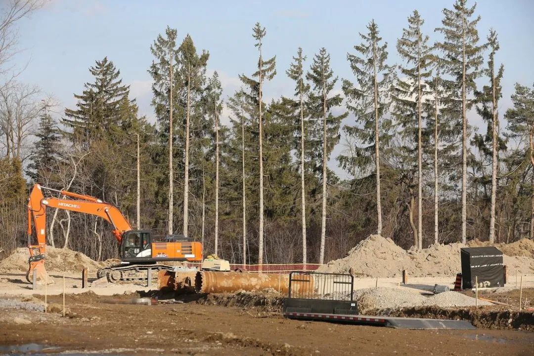 難！烈治文山火爆樓花買家哭了：5年了還沒開建 交了定金的房子又掛牌上市了！