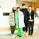 朱丹产后复查周一围陪伴 高龄产子曾反应严重