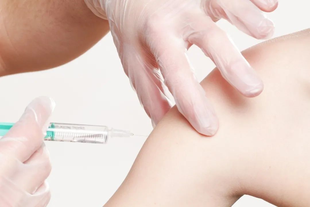 第二针疫苗反应太大？！多伦多华人亲历各种症状 准备点泰诺……