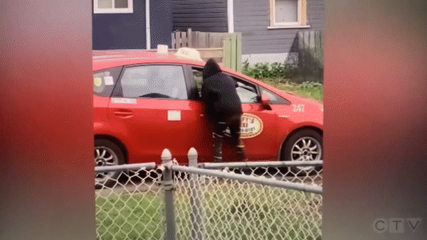 恐怖！加拿大女子乘坐的士竟被勒索！掛在車窗上拖行幾十米！