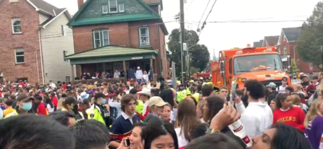 疯狂！加拿大名校8000多学生街头聚众 上房顶、砸警察！乱了！