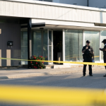 悲剧!3死枪案:枪手妻子称两受害者骗取了他们毕生积蓄!
