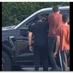 視頻:又一起路怒事件!多名男子路口棄車毆打皮卡車司機!