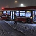 Yorkdale購物中心附近發生車禍 SUV撞巴士再撞燈柱